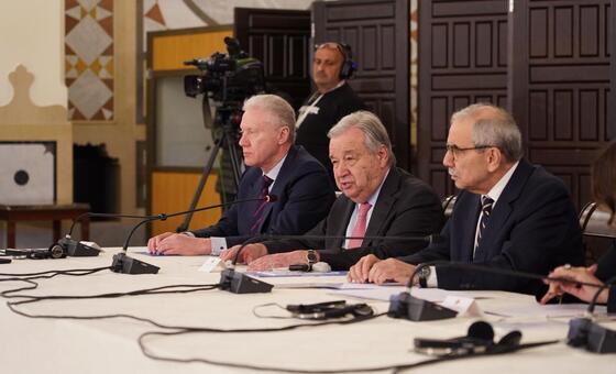 الأمين العام للأمم المتحدة أنطونيو غوتيريش (في الوسط)، ونواف سلام رئيس وزراء لبنان (على اليمين) خلال إطلاق النداء الإنساني العاجل للبنان.